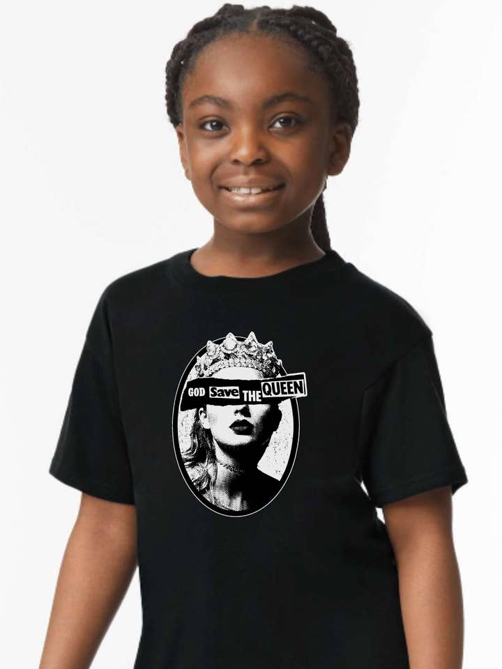 The Detailed Diva – wholesale T-shirt med screentryck – Barn – God Save The Queen Taylor Swift-inspirerad T-shirt för barn