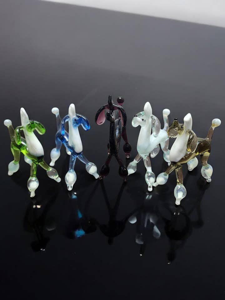 Figurine en verre naturellement coloré - Fait main - Design Caniche pour la vente par Glass by Iness