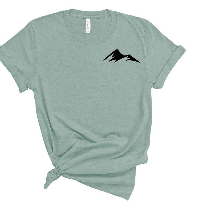 Mountain Pocket Logo T-shirt for engroshandel hos Peach Closet