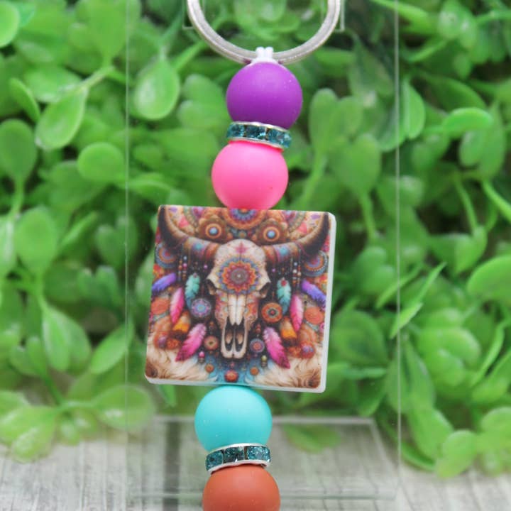 Porte-clés avec perle en forme de crâne de bœuf coloré pour la vente par Hylidae Boutique