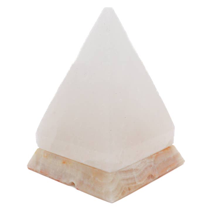 Lampe pyramidale blanche de 8,5 po de haut (8 à 9 lb) avec base en marbre onyx pour la vente par Himalayan Secrets