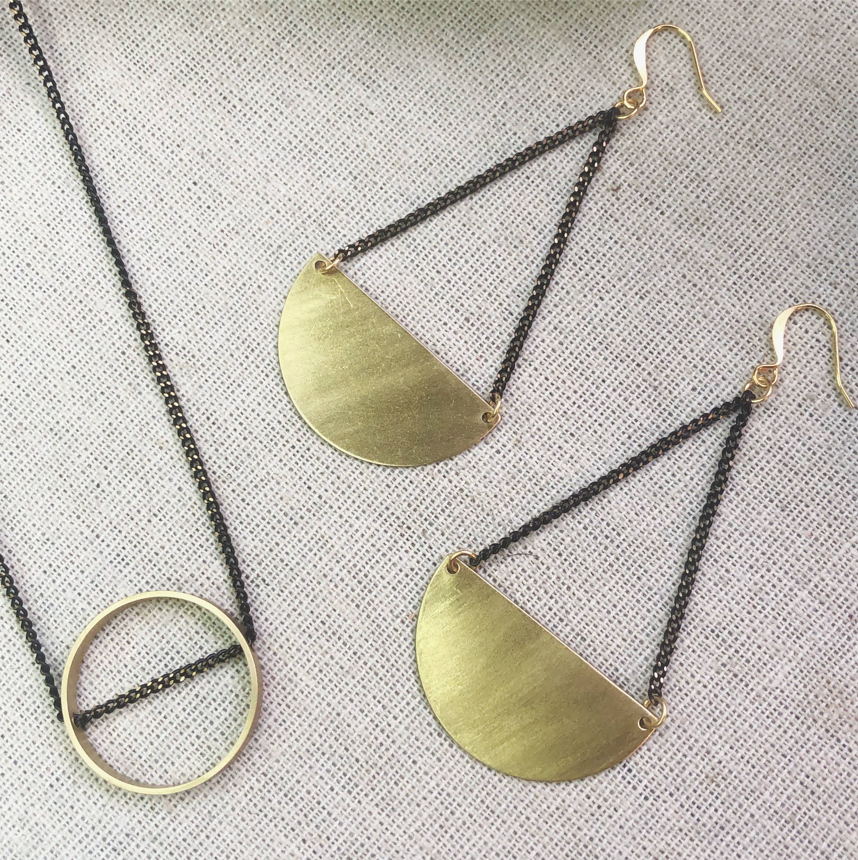 Sunday Girl by Amy DiLamarra - Venta al por mayor Collares con colgantes/abalorios - NK-308 | Collar Circulo Cruzado de 2 Tonos2