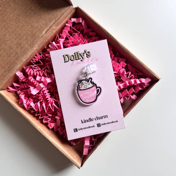 Breloque pour Kindle - Saison cocooning, chocolat chaud rose - Cadeau pour club de lecture pour la vente par Dolly’s Doodles