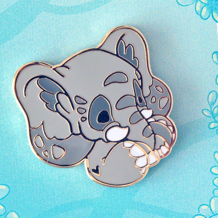 Épinglette en émail dur éléphant de Sumatra pour la vente par Evy Benita