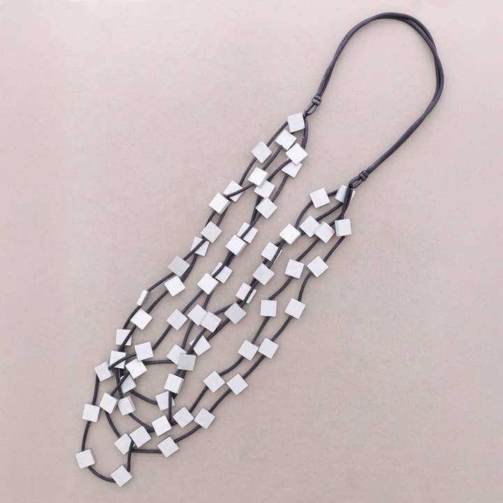 Lange Halskette mit mehreren Gummibändern und quadratischem Holz. für den Großhandel von Sonata