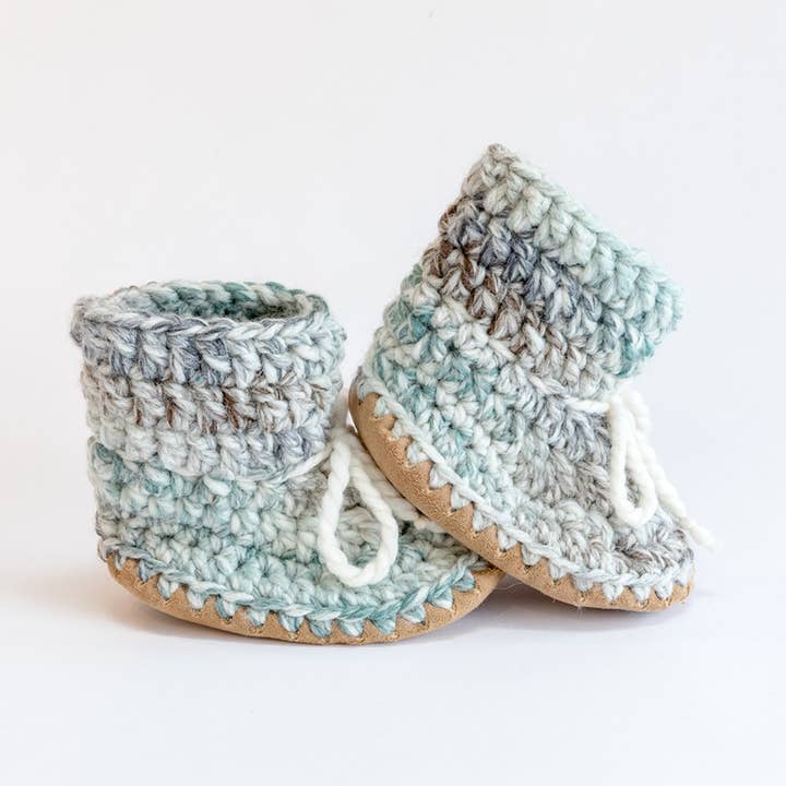 Huddy Buddies hæklede uldtøfler med blød sål og snørebånd for engroshandel hos Huddy Buddies