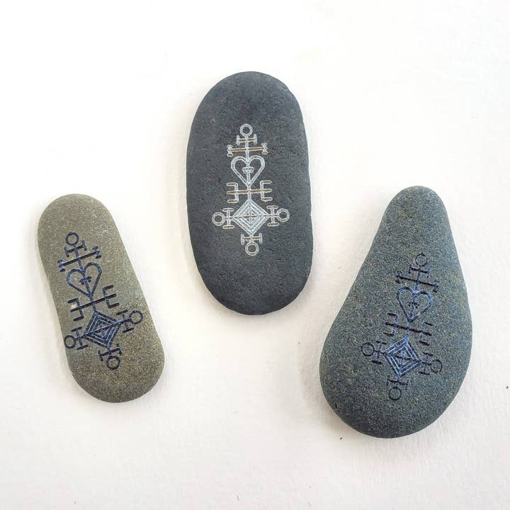 Lyoncraft – wholesale Andlig sten/kristall – Isländsk kärlekscharm graverad palmsten, Ástarstafur Rune2