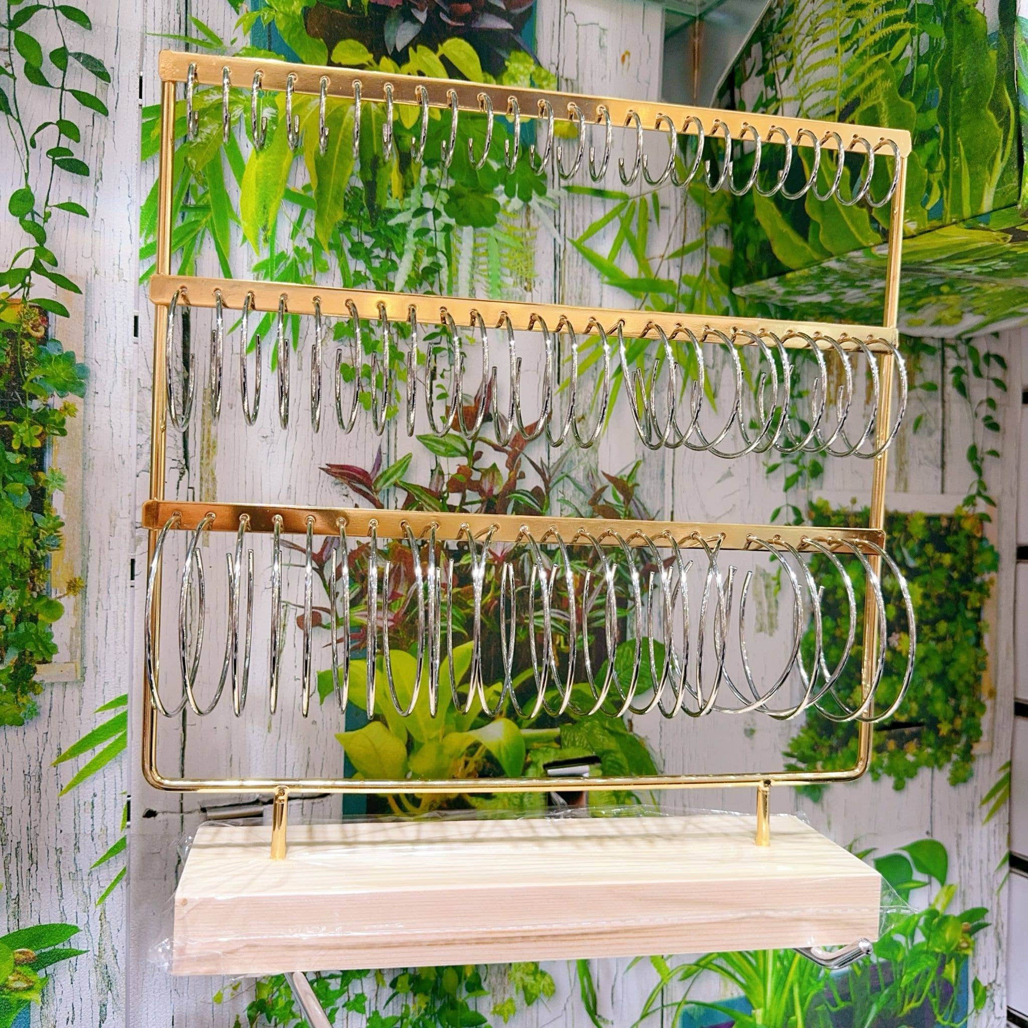 LOLO & YAYA - Wholesale Retailer Display - Jewelry - Fines d'Or—Display of 36 pairs of earrings1