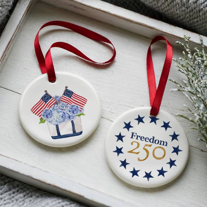 Ornamento de Dos Caras Freedom250® Patriotic Tote con Caja de Regalo para venta al por mayor de The Muddy Dog