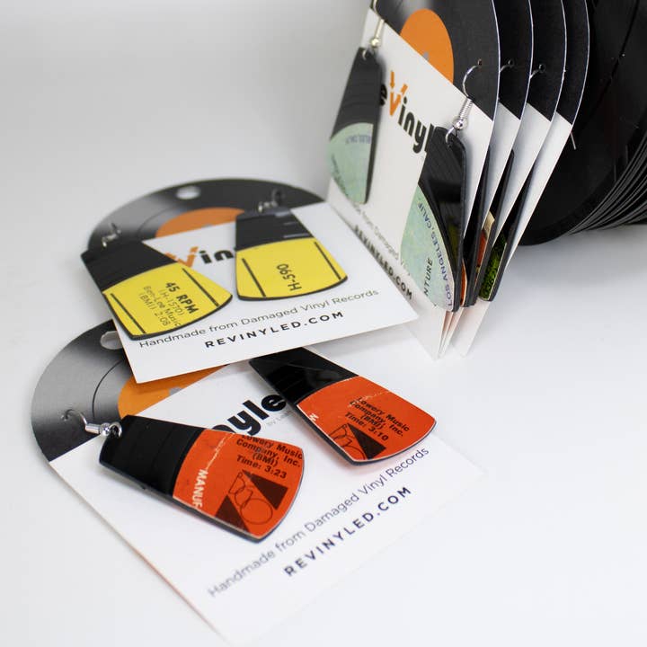 reVinyled - Vente Boucles d'oreilles pendantes - Boucles d'oreilles en vinyle recyclé, petites pendantes, rectangulaires 1