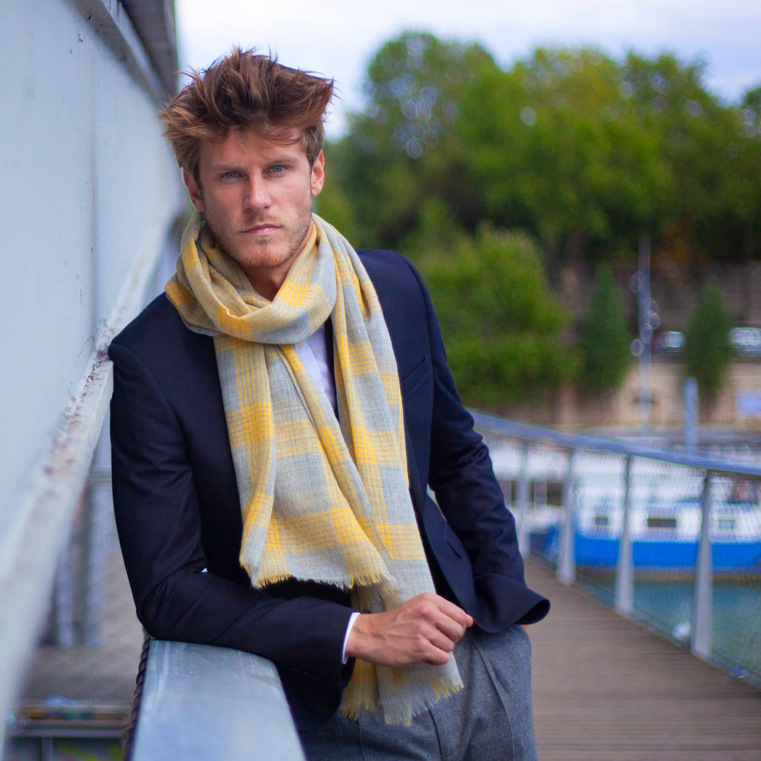 AV08 PARIS - Vente Écharpe – unisexe - ÉCHARPE HOMME SKYE – À CARREAUX GRIS ET JAUNE LAINE MERINOS4