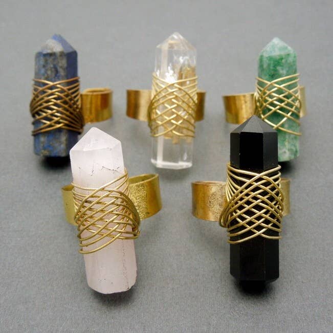 Ring mit Kristallspitze — mit Draht umwickelter Ring aus Messing für den Großhandel von Jewelers Paradise