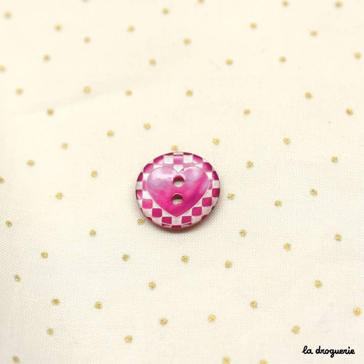 LA DROGUERIE - Wholesale Sewing Button/Snap - "Akoya engraved heart on checkers" button 18 mm2