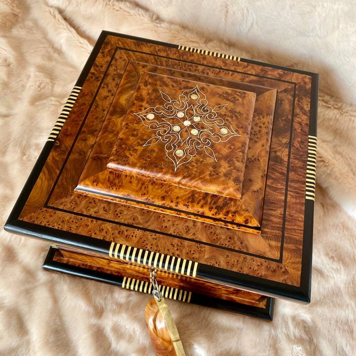 Boîte en bois de bijouterie royale marocaine de 7"x7" en loupe incrustée de nacre, boîte cadeau de luxe verrouillable faite à la main pour anniversaire, miroir à l'intérieur. pour la vente par AtlasPerles