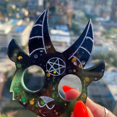 The Witchin Waifu - Vendita all'ingrosso Portachiavi - Donna - Portachiavi in resina per autodifesa con demone capra Bafometto