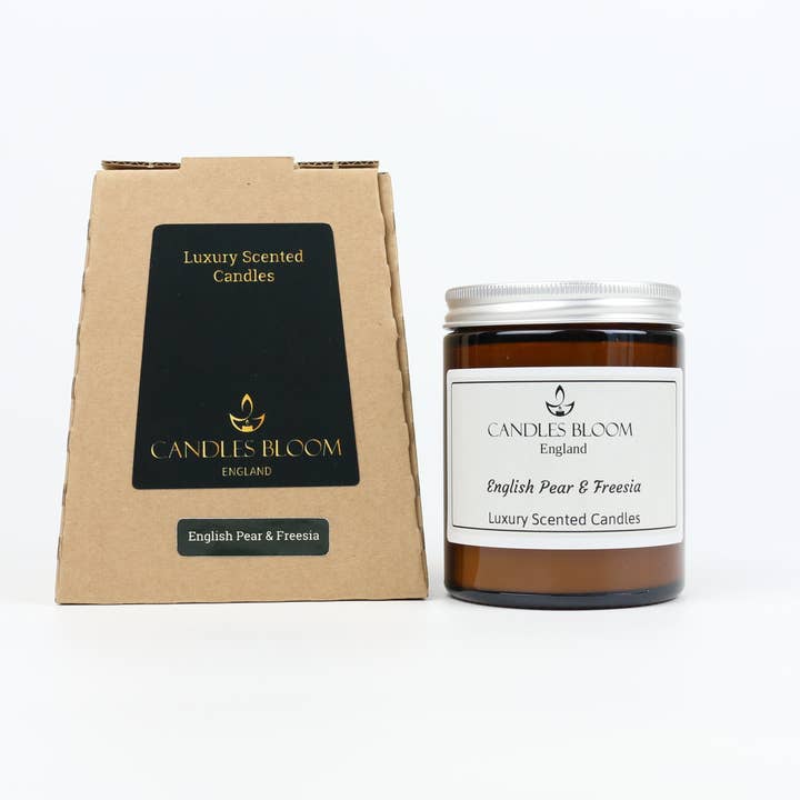 Engelsk Päron & Fresia Lyxdoftljus - 180 ml för wholesale av Candles Bloom Limited