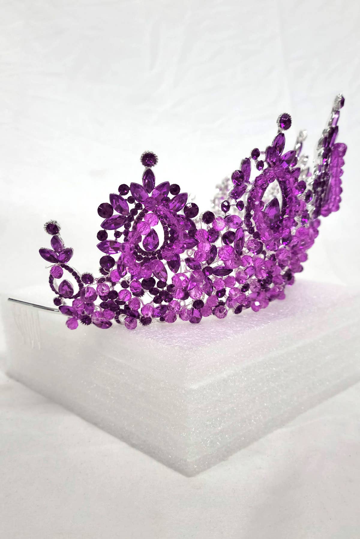 Chicas - Wholesale Tiara - Women's - Metal tiara with crystal balls and jewel rhinestones HT96246