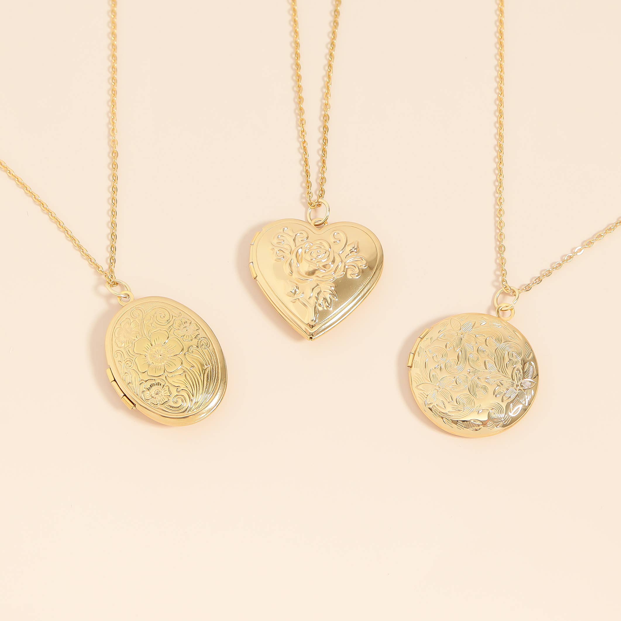 WJW - Wholesale Medaillonkettingen - Rond bloemmotief medaillon van 18K goud PVD-gecoate roestvrijstalen13