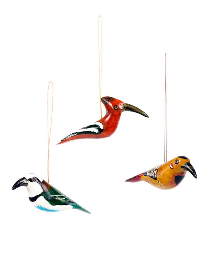 Ensemble de trois ornements de vacances d'oiseaux en bois kenyans pour la vente par Swahili | AFRICAN MODERN