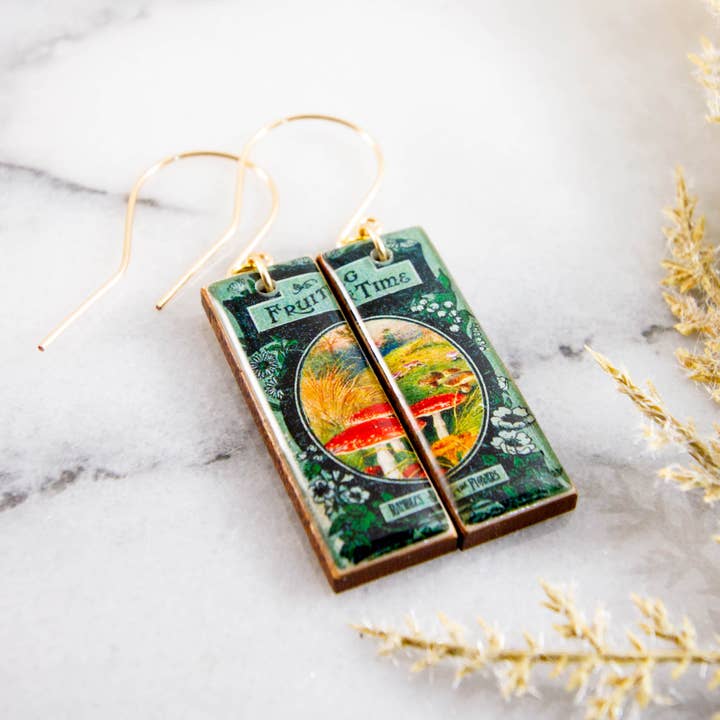 No Man's Land - Vendita all'ingrosso Orecchini pendenti - Orecchini rettangolari vintage con copertina a libro Fruiting Time, a forma di fungo1