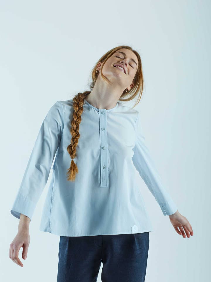 Blouse à manches 7/8 CALA bleu clair pour la vente par Grenzgang - slow womens fashion made in the Alps