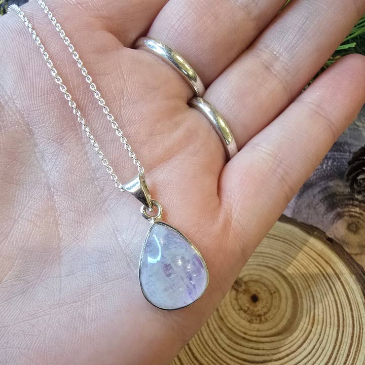 Colgante y cadena de plata de ley con piedra lunar rosa - 3,8 g para venta al por mayor de Crystal Cove Minerals