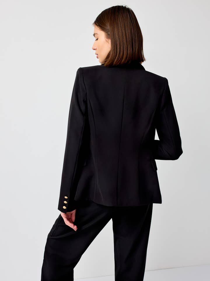 Attentif Paris – Großhandel Blazer – Damen – Attentif Paris zeitloser taillierter Blazer mit doppelreihigem Goldknopfmuster3