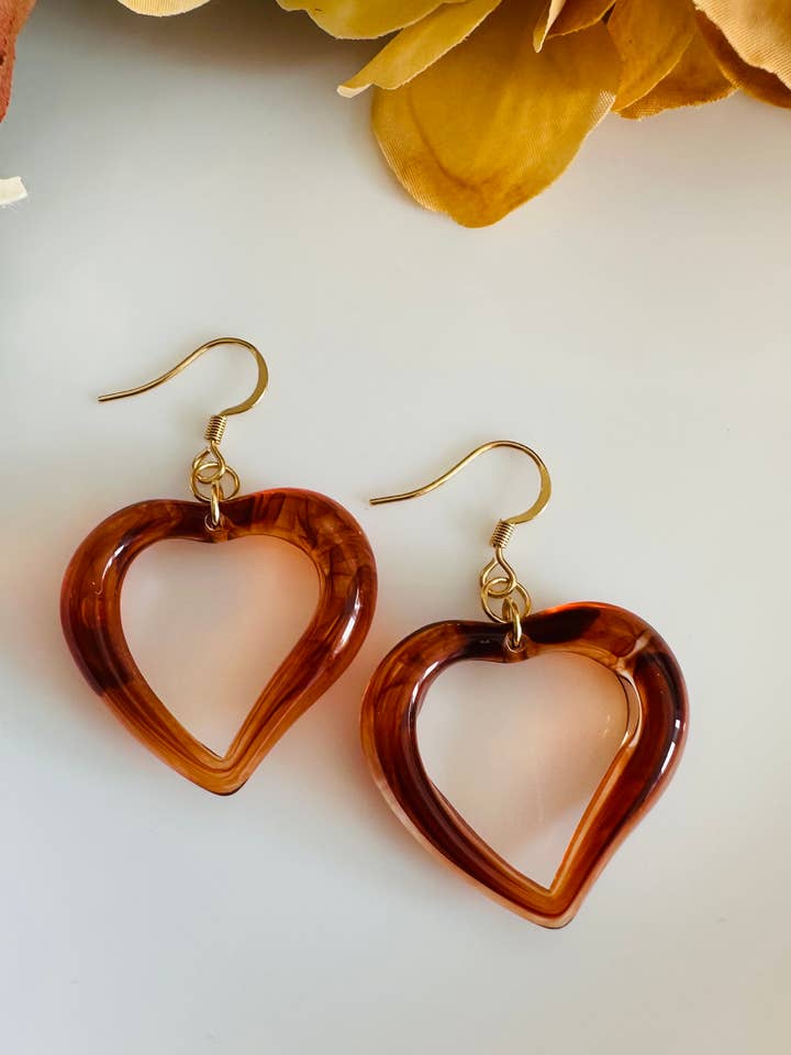 Orecchini in resina acetata a cuore ambrato per la vendita all'ingrosso da parte di BuidesignCo