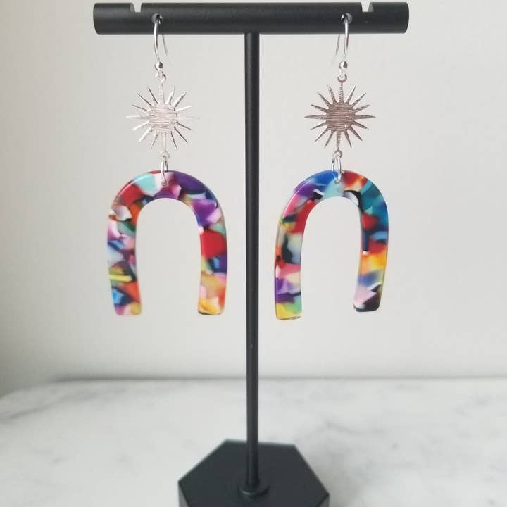 Starburst och acetat Arch Örhängen för wholesale av Elle Brands LLC