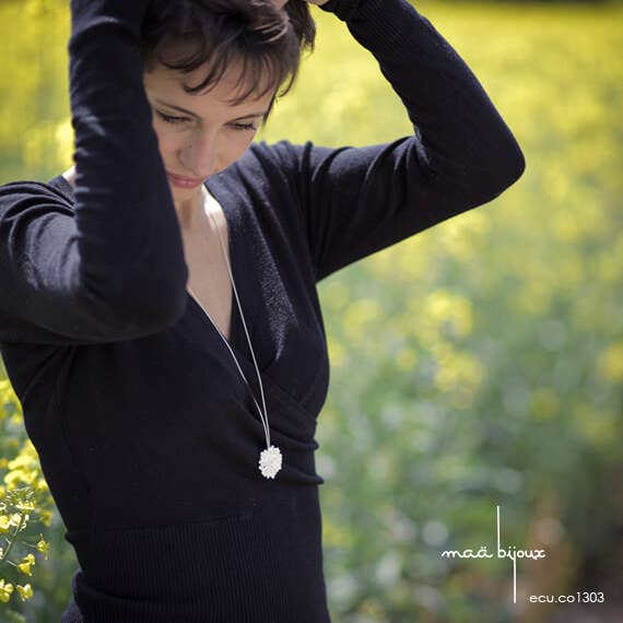 Sautoir en argent massif blanchi, Forme abstraite inspiré d pour la vente par Maä bijoux