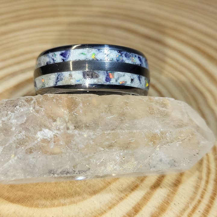 Tungsten dobbelt kanal med safir og perlehvid opalinlæg for engroshandel hos Natural Evolution Design