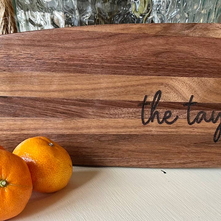 Planche à découper personnalisée en noyer pour la vente par Southern Sawdust Mercantile