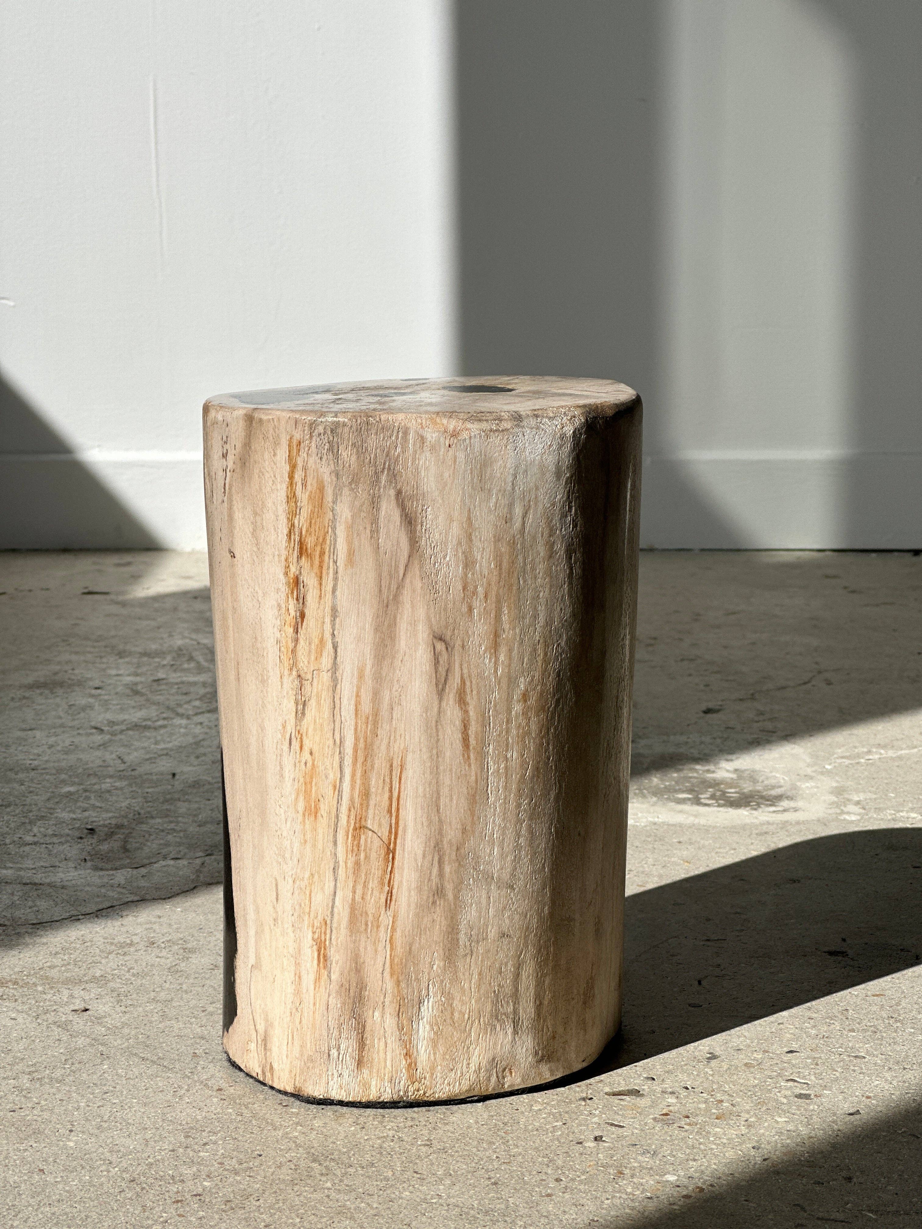 Office Objets - Wholesale Side Table - White petrified wood side table with black spots H:27.5 D:1832