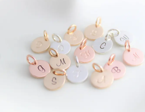 Mytinystarshining - Vente Breloques/médailles personnalisées - Breloque initiale en or rose 14 carats, or 14 carats ou argent sterling2