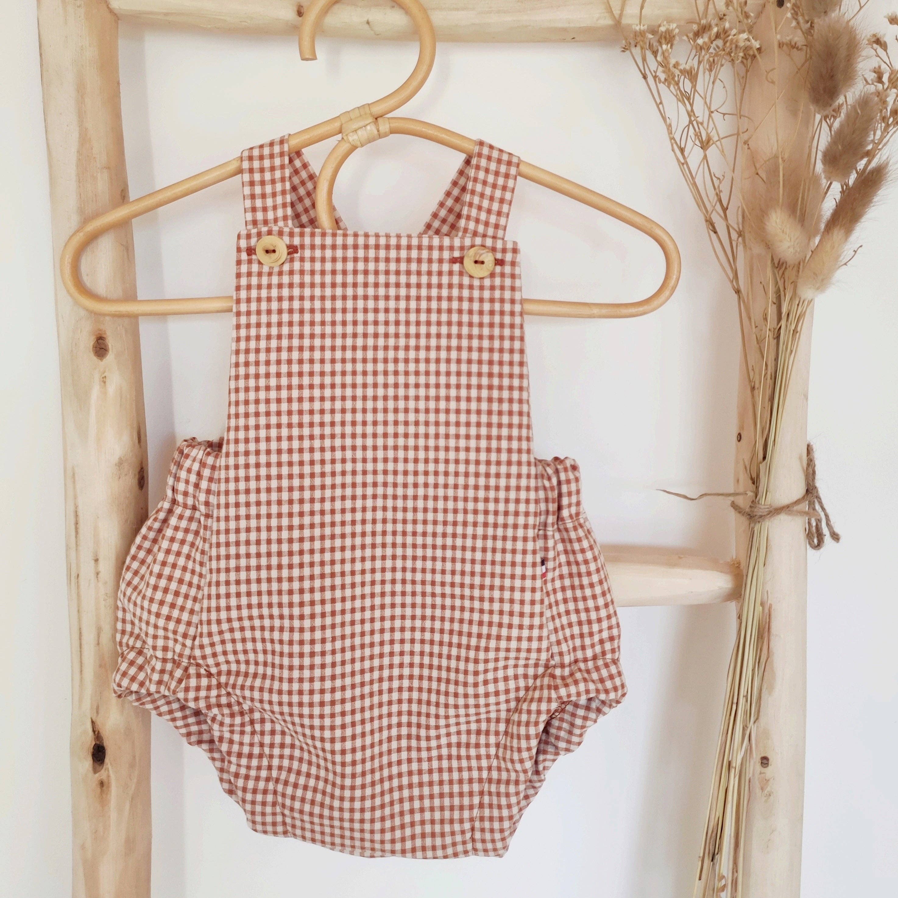 Les p'tites Merveilles de Bérénice - Vente Salopette – bébé - Salopette bloomer bébé "Eden" évolutive en serrsucker vichy0