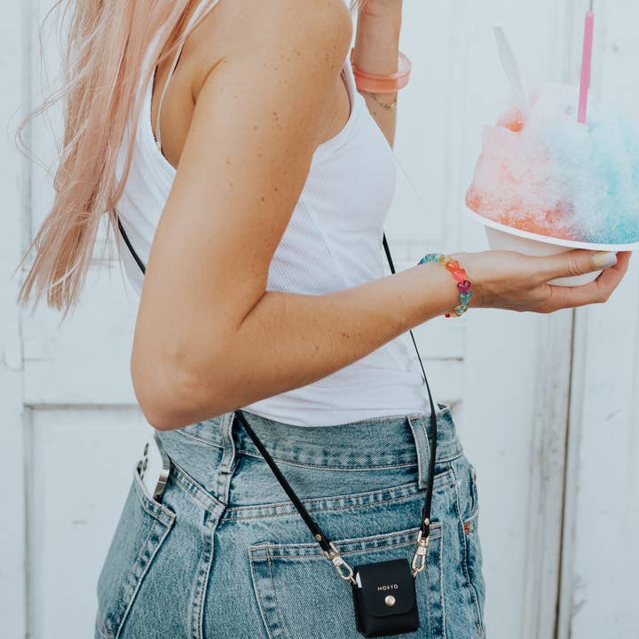 Étui AirPods Moxyo avec bandoulière et dragonnes pour la vente par Moxyo