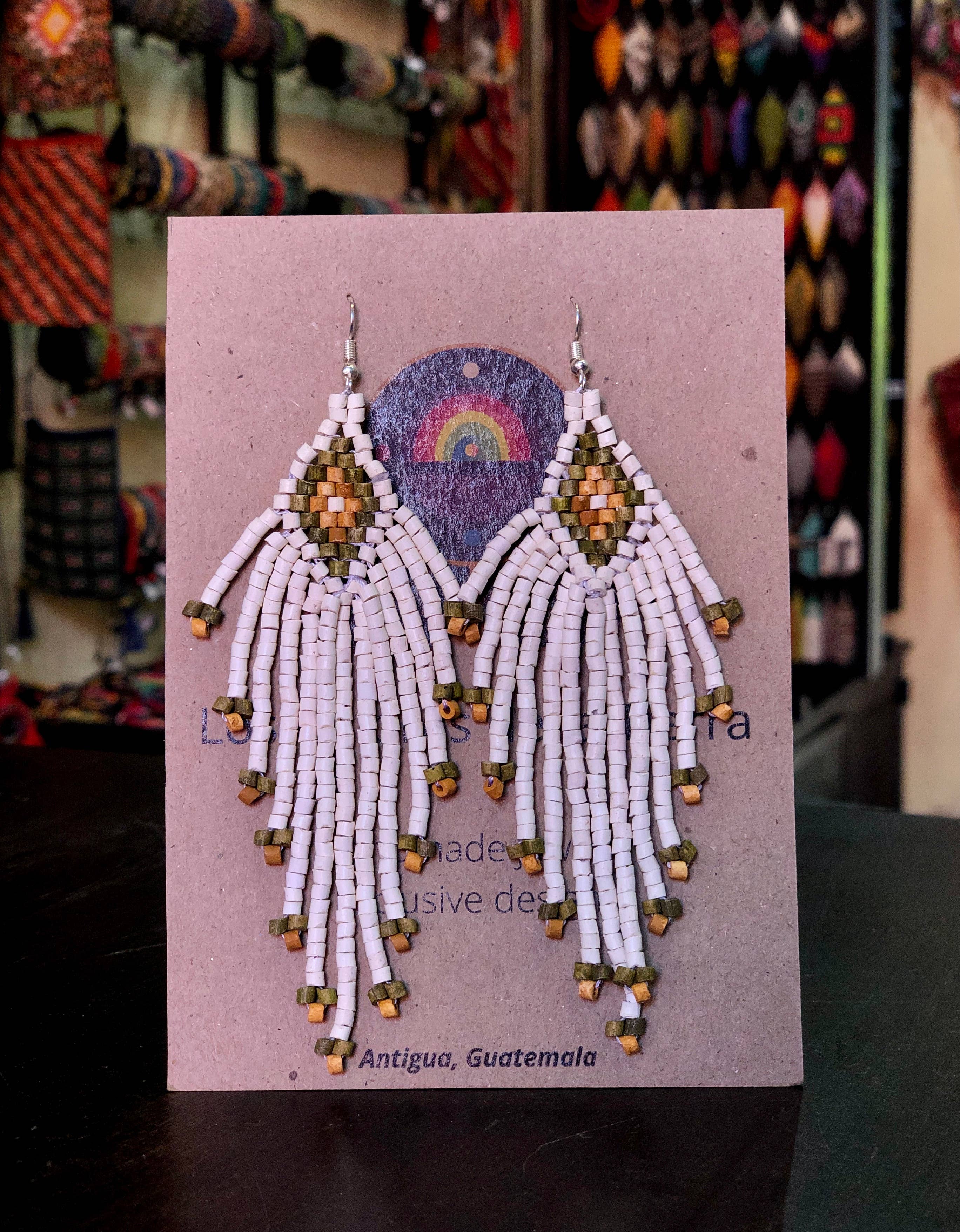 Los Colores de la Tierra – Großhandel Ohrhänger – Kleine und perlenbesetzte Pfeilspitzenohrringe — in 8 Farben erhältlich6