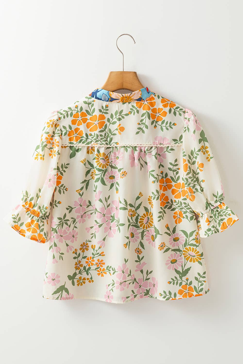 Babs + Birdie – wholesale Blus - Dam – Julia | Virkad V-ringad Blus med Halvlång Ärm och Bohemiska Blommor3