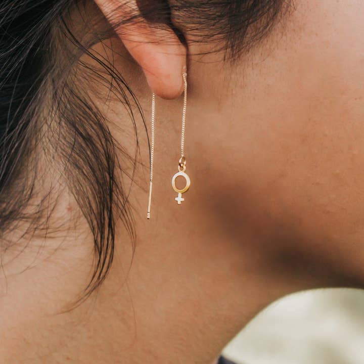 Brincos feministas - enfiadores de orelha de símbolo feminino por atacado de A Worthy Brand