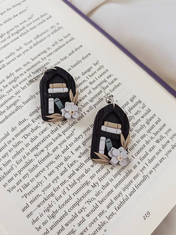 Pendientes Estantería Gótica, Pendientes de Libros, Regalos para Amantes de los Libros para venta al por mayor de Placed by Grace