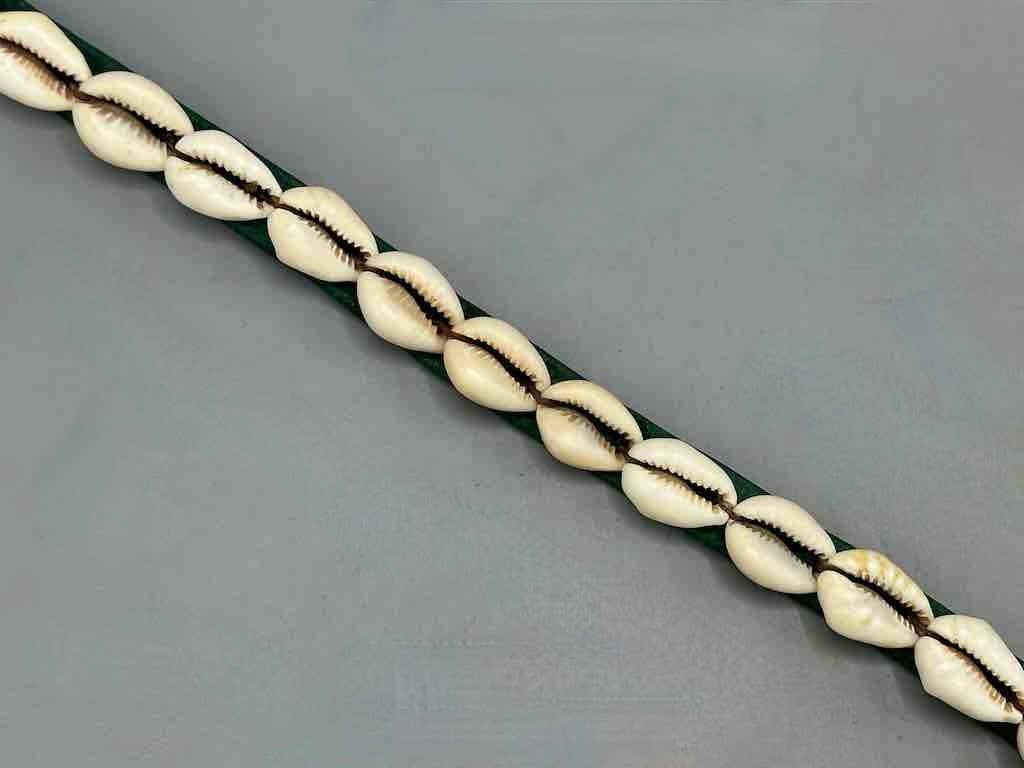 The Niger Bend – Großhandel Gürtel – Damen – Schmaler afrikanischer Krawattenverschluss aus echtem Kaurimuschelleder33