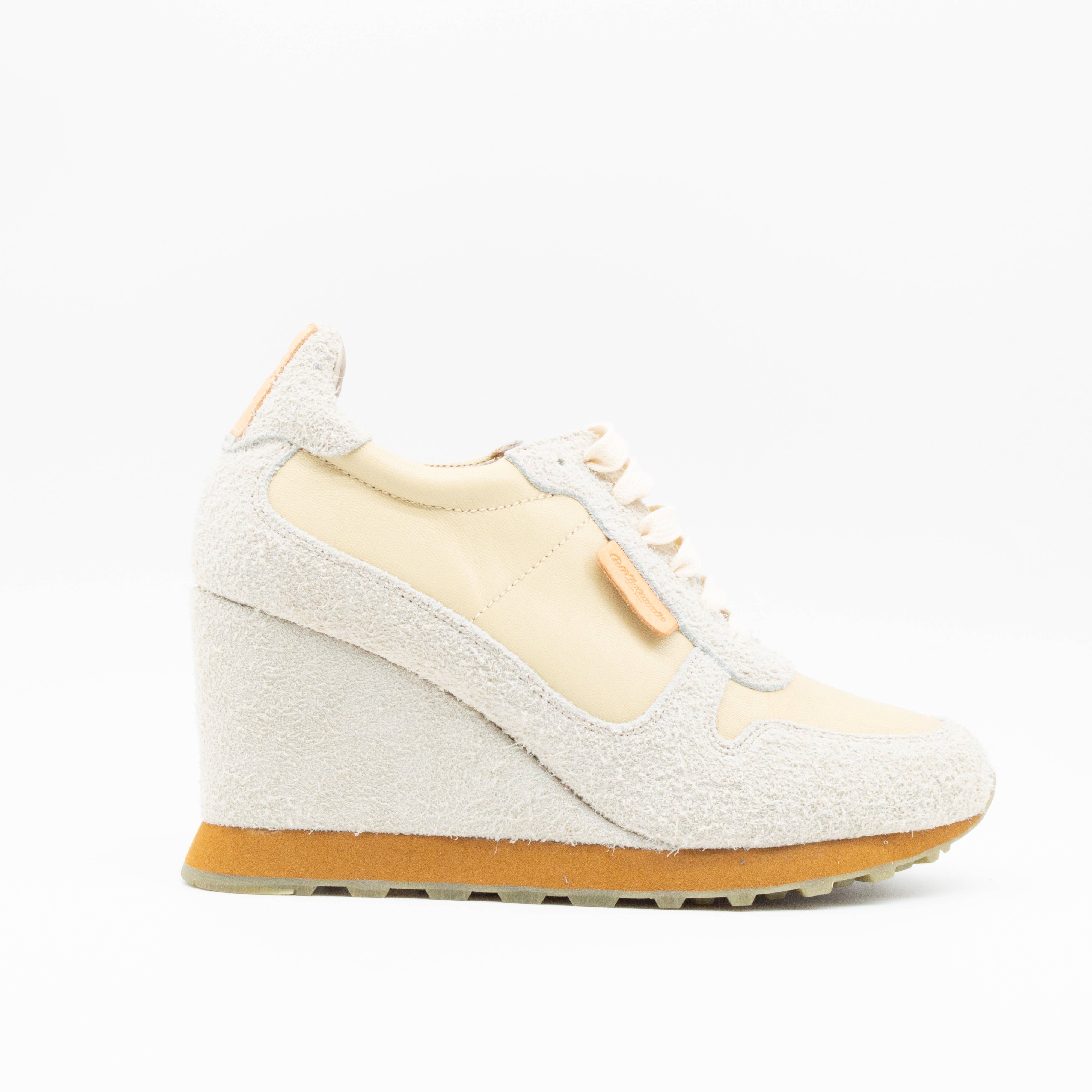 Baskets compensées Wavecrest couleur camel pour la vente par Maskdanna by Califortunate