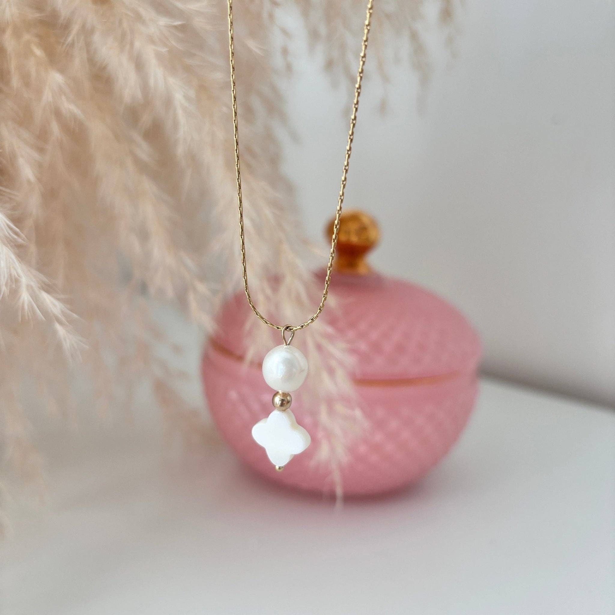 DUESTELLE ITALIA - Wholesale Pendant/Charm Necklace - Fleur de Pearl - White Four-Leaf Clover Necklace1