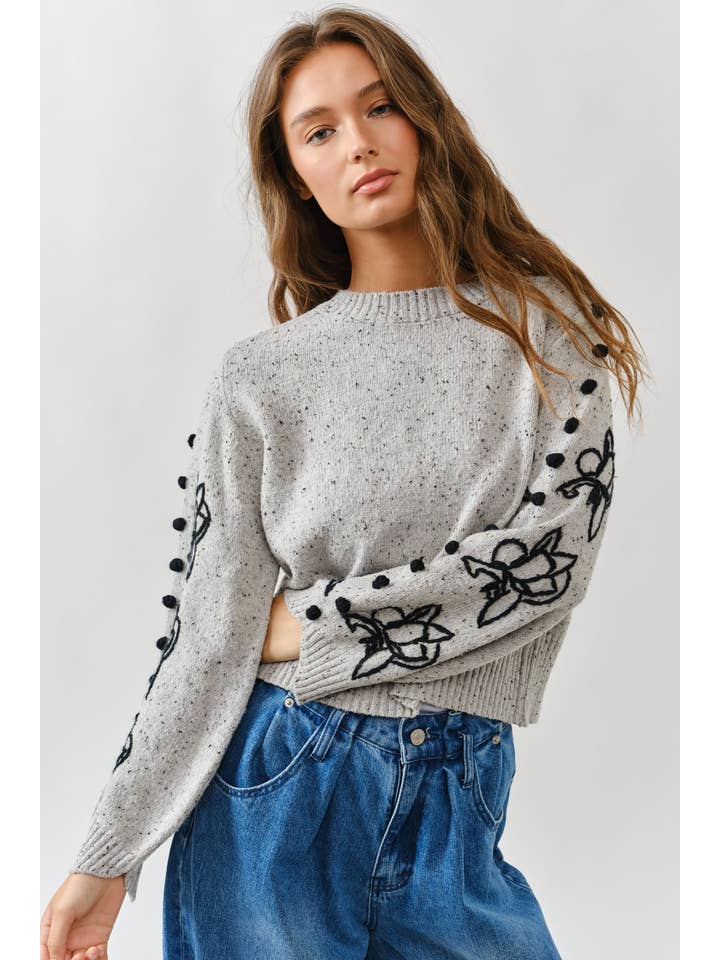 Aaron & Amber – Engroshandel Pullover - Dame – MAS3020 ÆRMET BRODERET SWEATER MED POMPOM3