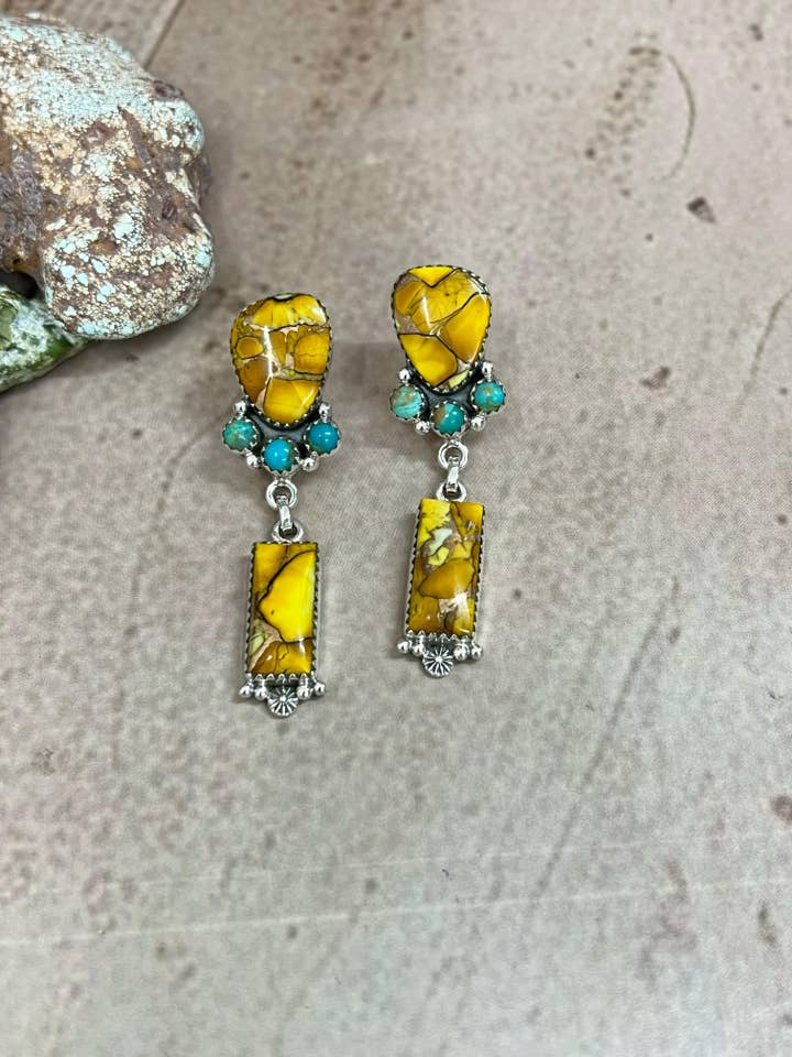 Håndlavede øreringe i sterlingsølv med honningdahlia og Kingman turkis, signeret Nizhoni. for engroshandel hos Nizhonitradersllc