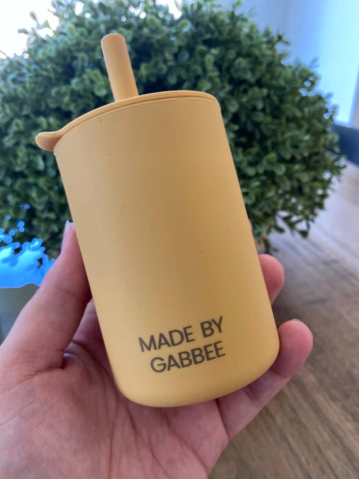Mosterd siliconen beker met deksel en rietje voor wholesale door Made by Gabbee