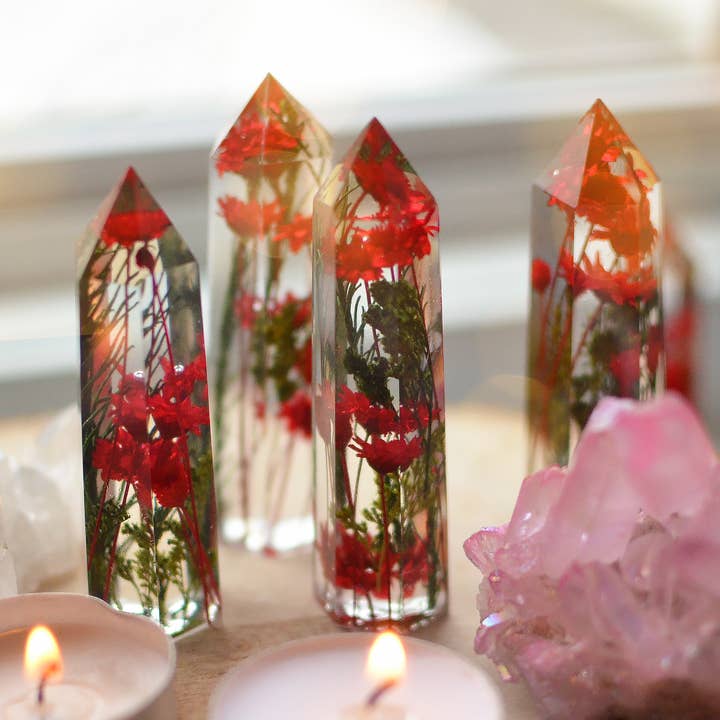 Cristaux floraux, décoration naturelle de tour obélisque, Marguerite rouge pour la vente par Eight Acorns Floral Preservation