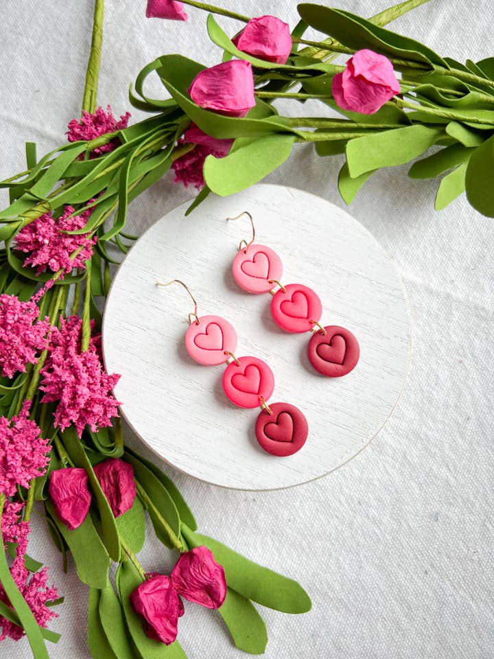 Boucles d'oreilles pendantes en argile polymère rose ombré à trois niveaux en forme de cœur pour la vente par Morning Dew Designs