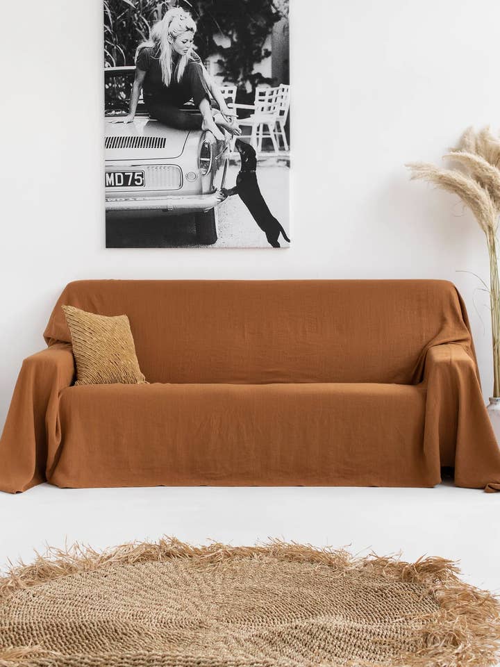 Housse de canapé en lin disponible en plusieurs couleurs pour la vente par MagicLinen (We handle U.S. import procedures for you)