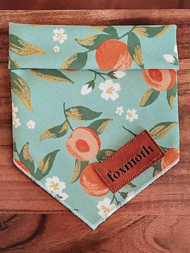 Georgia | Snäpp-på Hundhalsduk | Pastellpersikablommig för wholesale av FoxMoth